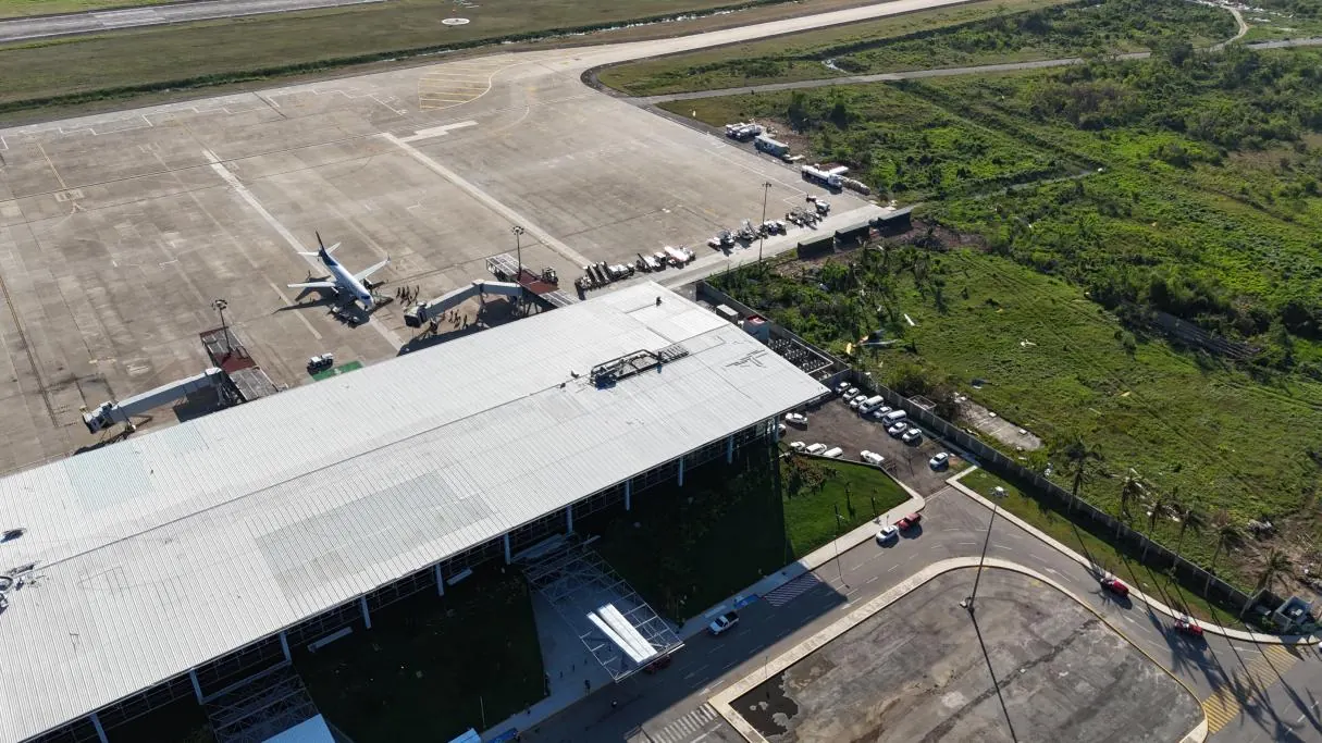 Vista aérea de una techumbre industrial junto a la pista de un aeropuerto, obra ejecutada por GCARMO